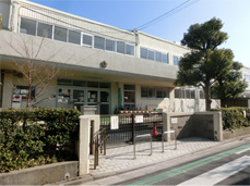 飯塚小学校…450m